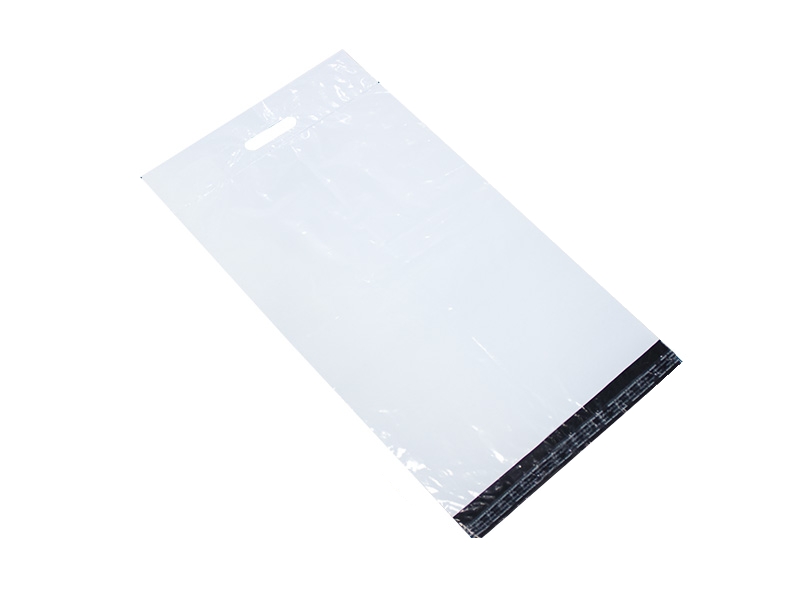 Levně 100 ks - Obálka plastová samolepiaca bielo-čierna 280x370+80 hr. 0,06 s uchom (80% podiel recyklátu)