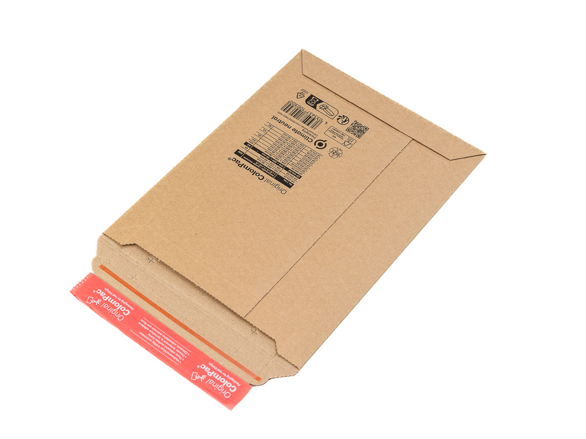 100 ks - Obálka poštová A4 - 215x300x-50.
	vyrobené z prvotriednej lepenky
	jednoduché a rýchle balenie zásielok
	komfortné otváranie vďaka trhacej páske
	spoľahlivá ochrana proti poškodeniu


Tieto kartónové obálky umožňujú nastaviteľnú výšku až 50 mm – vďaka tomu ľahko prispôsobíte obálku výške odosielaného produktu.
Treba však počítať s tým, že pri využití tejto možnosti sa zmenší vnútorná použiteľná dĺžka aj šírka obálky približne o 3–4 cm, a to v závislosti od tvaru a typu baleného tovaru.
Preto odporúčame zvoliť obálku s dostatočnou rezervou rozmerov, ak plánujete využiť jej nastaviteľnú výšku.

Chcete na obálku pridať svoje logo alebo grafiku?