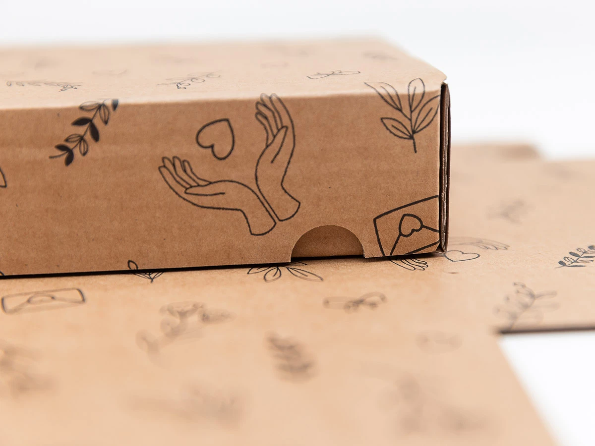 Darčeková krabica s potlačou miniatúr 220x150x42 mm - 006