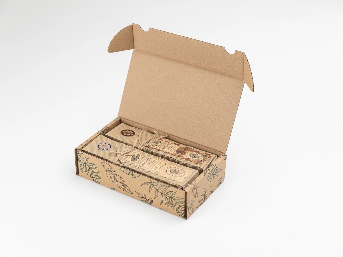 Darčeková krabica s potlačou listov 240x140x60 mm - 003