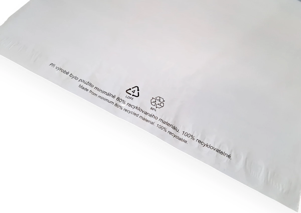 Obálka plastová samolepiaca bielo-čierna 200x270+80 hr. 0,06 s uchom (80% podiel recyklátu) - 003