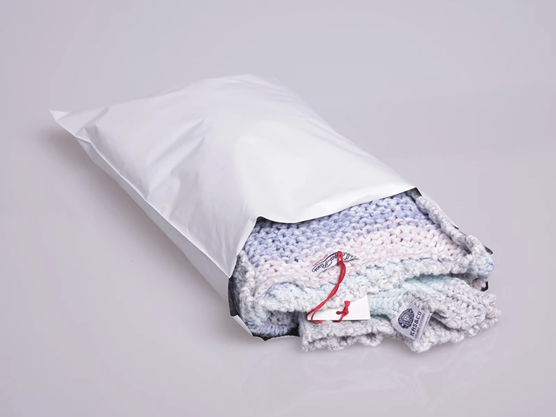 Obálka plastová samolepiaca bielo-čierna 250x350, hr. 0,06 - 005