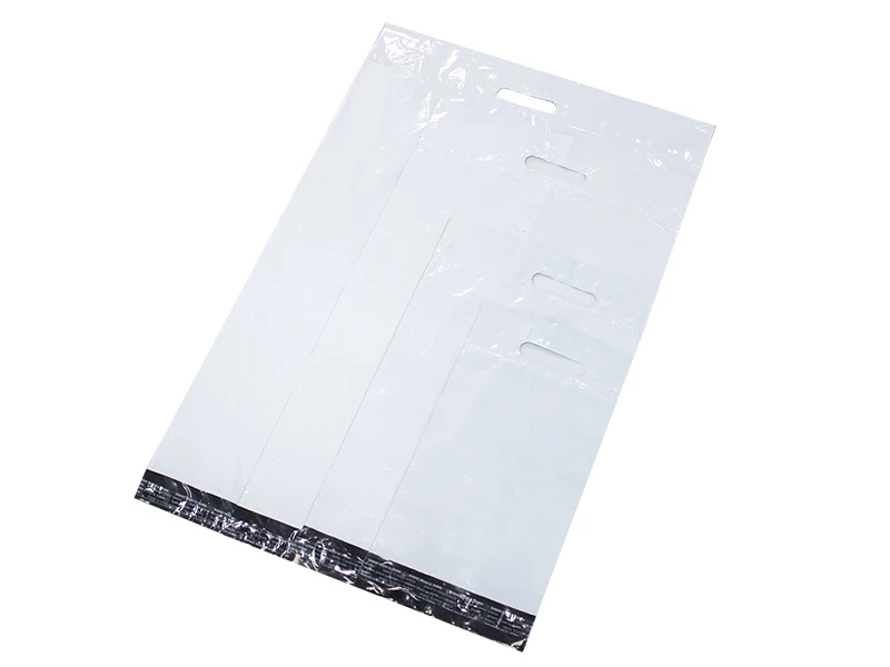 Obálka plastová samolepiaca bielo-čierna 480x650+80 hr. 0,06 s uchom - 002