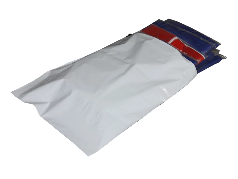 Obálka plastová samolepiaca bielo-čierna 550x750+50 hr. 0,06 s uchom (80% podiel recyklátu) - 003