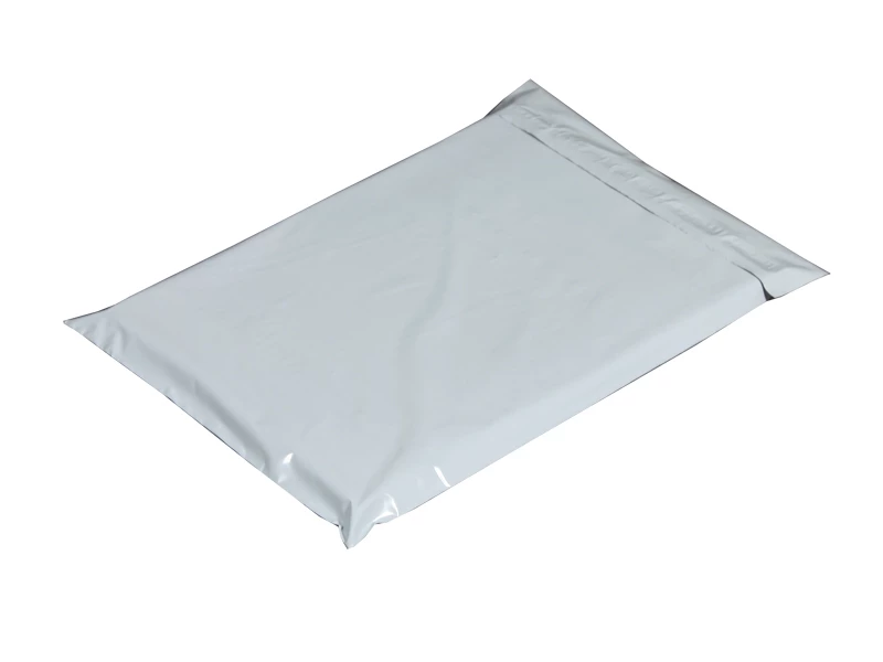 Obálka plastová samolepiaca bielo-čierna 550x750+50 hr. 0,06 s uchom (80% podiel recyklátu) - 002