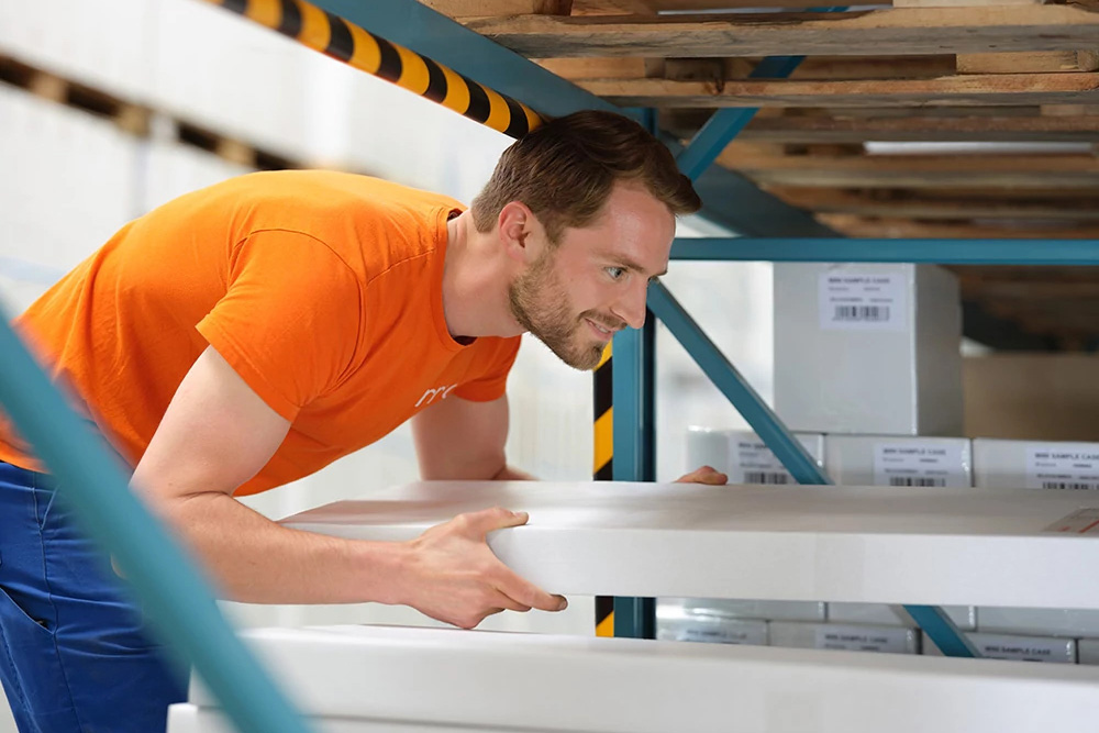 penový profil na hrane regálu