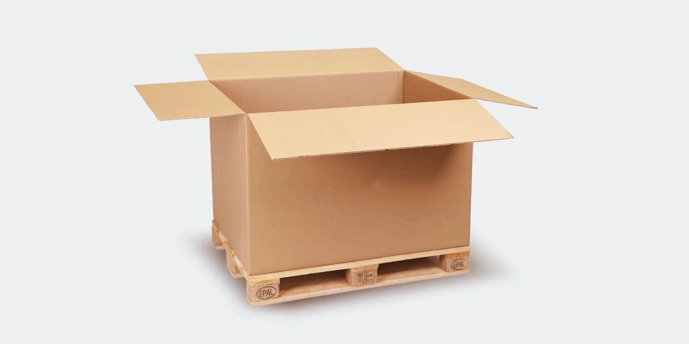 kartononový box s chlopňami na europalete