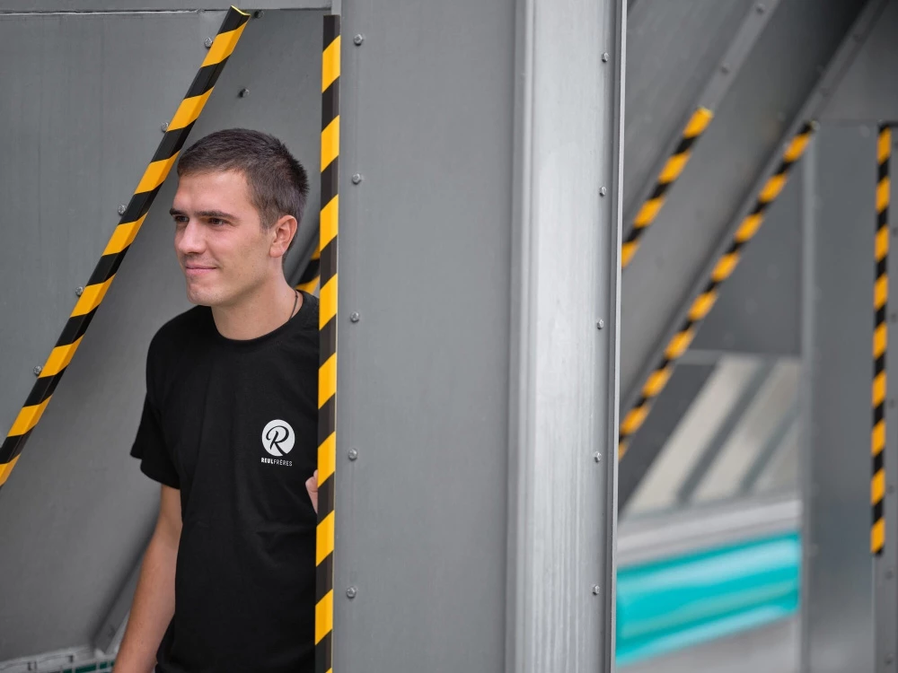 ochranné profily nalepené v sklade