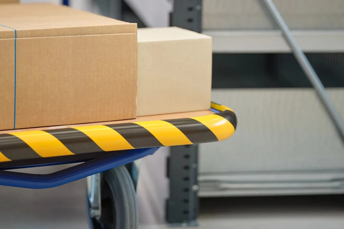 žlto-čierny penový nárazník na vozíku